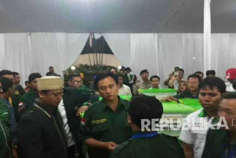 Ketua Umum Partai Bulan Bintang (PBB), Yusril Ihza Mahendra menjelang penyerahan berkas pendaftaran parpol calon peserta Pemilu 2019 di Kantor KPU, Menteng, Jakarta Pusat, Senin (16/10) malam. PBB menjadi parpol ke-22 yang mendaftar ke KPU.