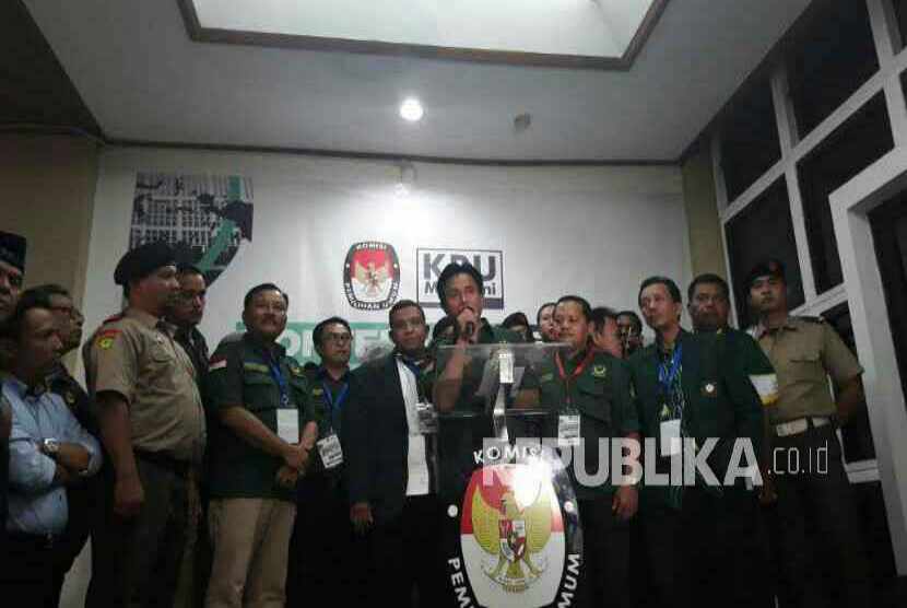 Ketua Umum Partai Bulan Bintang (PBB), Yusril Ihza Mahendra menjelang penyerahan berkas pendaftaran parpol calon peserta Pemilu 2019 di Kantor KPU, Menteng, Jakarta Pusat, Senin (16/10) malam. PBB menjadi parpol ke-22 yang mendaftar ke KPU.  dian erika N