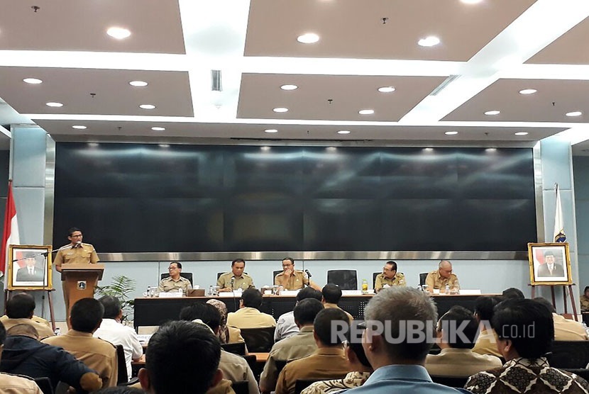 Wakil Gubernur DKI Jakarta Sandiaga Uno menyampaikan sambutan dan pengarahan dalam pengenalan SKPD di Ruang Pola Blok G Balai Kota DKI Jakarta, Selasa (17/10).