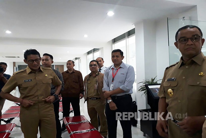 akarta Governor Anies Baswedan and his deputy Sandiaga Salahudin Uno toured the Jakarta City Hall as they arrived for the first time in their new office on Tuesday morning.
