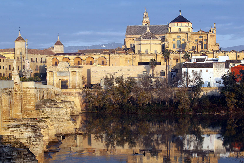 Islam di Spanyol pernah menorehkan kejayaan pada Abad Pertangahan Masjid Cordoba di Spanyol.