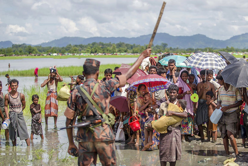  Tentara Bangladesh menghalau pengungsi muslim Rohingya, dan melarang mereka bergerak menuju kamp pengungsian di Palong Khali, Bangladesh, Selasa (17/10).