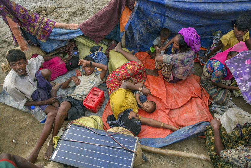  Keluarga pengungsi Muslim Rohingya istirahat di ruang terbuka beralaskan plastik, setelah tentara Bangladesh melarang mereka bergerak menuju kamp pengungsian di Palong Khali, Bangladesh (Ilustrasi)