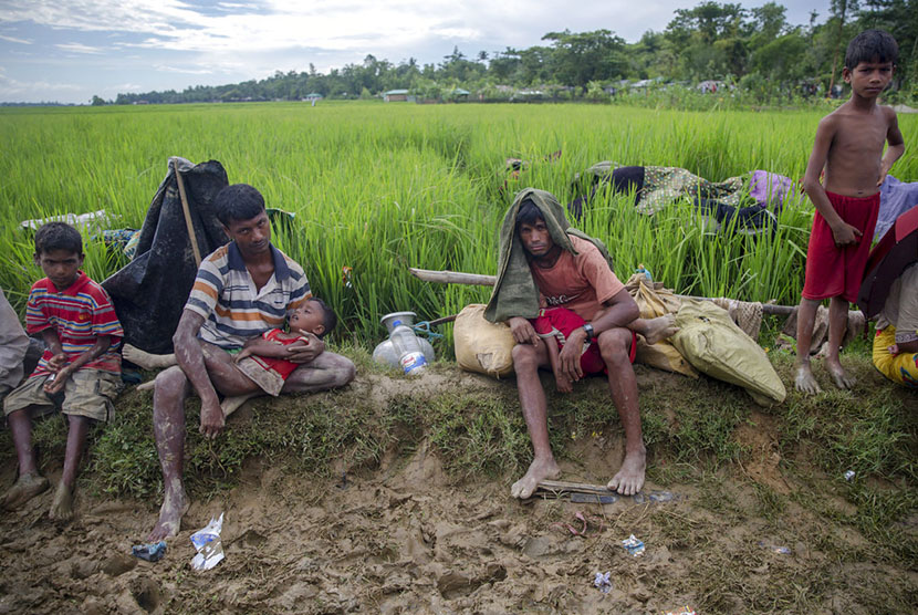  Pengungsi muslim Rohingya bertahan di perbatasan, setelah tentara Bangladesh melarang mereka bergerak menuju kamp pengungsian di Palong Khali, Bangladesh, Selasa (17/10).d