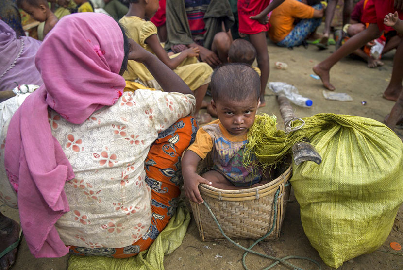 Pengungsi Rohingya dan anaknya. World Vision menyebut, separuh anak-anak di seluruh dunia masih mengalami kekerasan setiap hari.