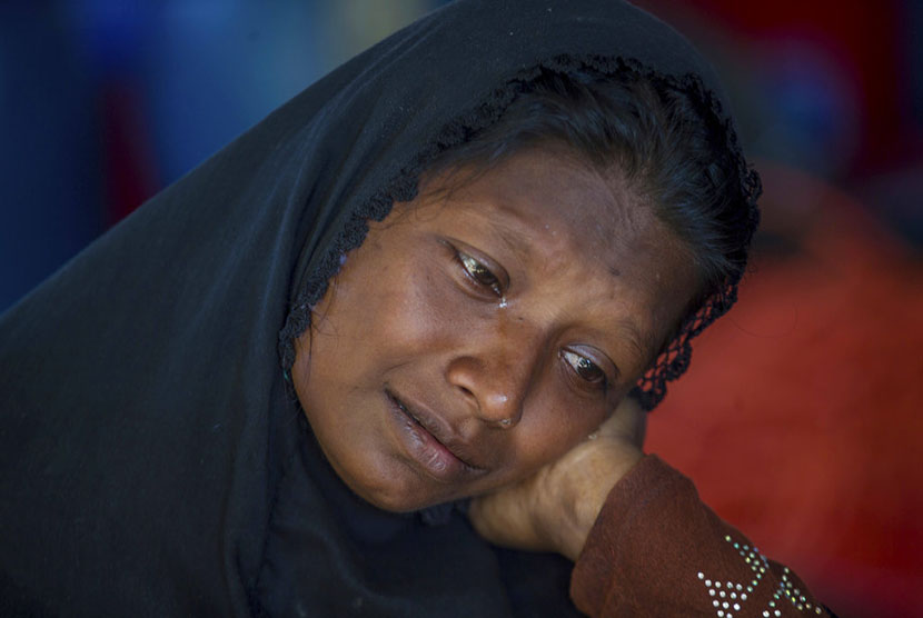  Seorang wanita pengungsi muslim Rohingya menangis karena terpisah dari keluarganya saat menyeberangi perbatasan di Palong Khali, Bangladesh, Selasa (17/10).
