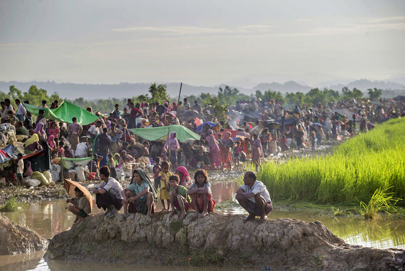 Ribuan pengungsi muslim Rohingya bertahan di perbatasan, setelah tentara Bangladesh melarang mereka bergerak menuju kamp pengungsian di Palong Khali, Bangladesh, Selasa (17/10).