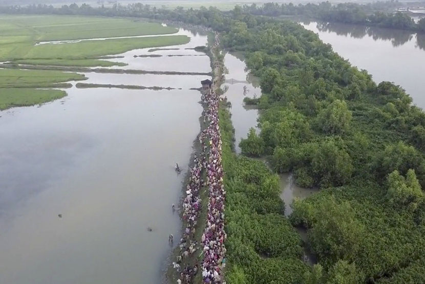  Sebuah foto diambil dari video yang dirilis oleh UNHCR pada 16 Oktober, menunjukkan ribuan pengungsi muslim Rohingya yang melarikan diri dari Myanmar tiba di perbatasan Anjuman, Bangladesh.