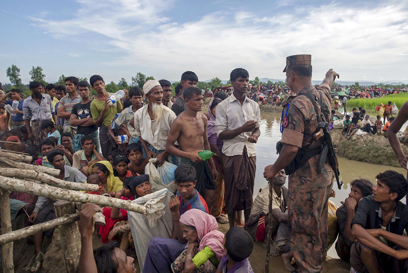  Tentara Bangladesh menghadang masuk pengungsi muslim Rohingya yang melarikan diri dari Myanmar di Palong Khali, Bangladesh, Selasa (17/10).