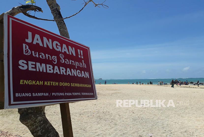 Pantai Kuta Mandalika di Lombok Tengah, NTB.