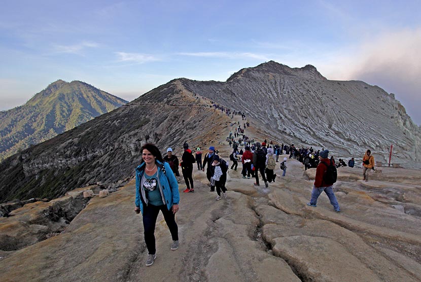 Wisatawan memadati kaldera kawah Gunung Ijen Banyuwangi, Jawa Timur, Ahad (22/10).