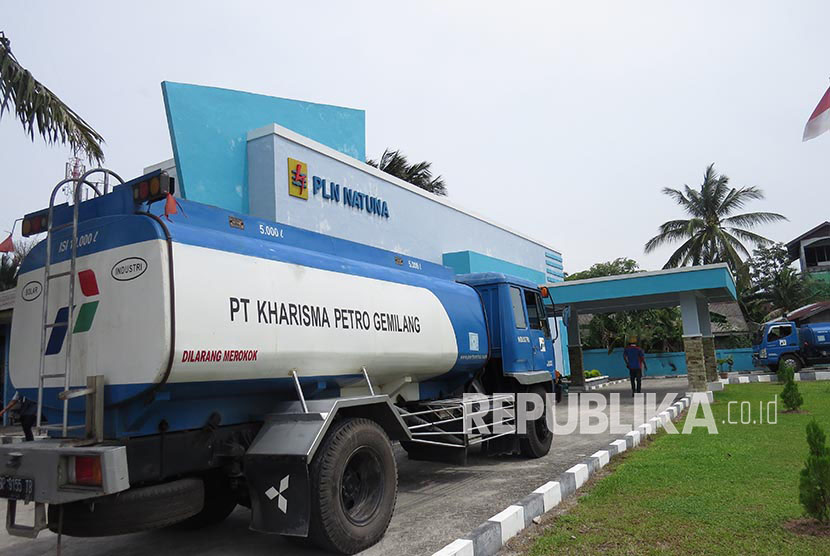   Pertamina mengirim solar ke Pembangkit Listrik Tenaga Diesel (PLTD) Natuna, Kabupaten Natuna, Kepulauan Riau.