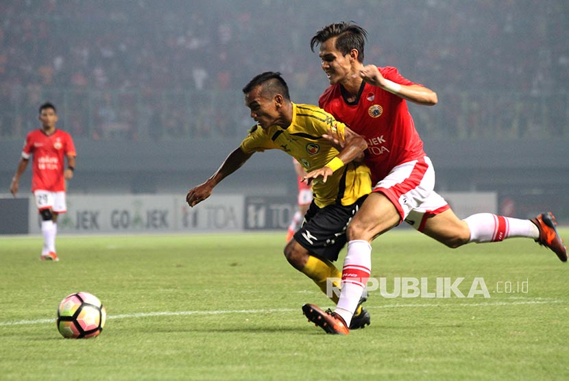 Pesepak bola Persija Jakarta, M Rezaldi Hehanusa (kanan).