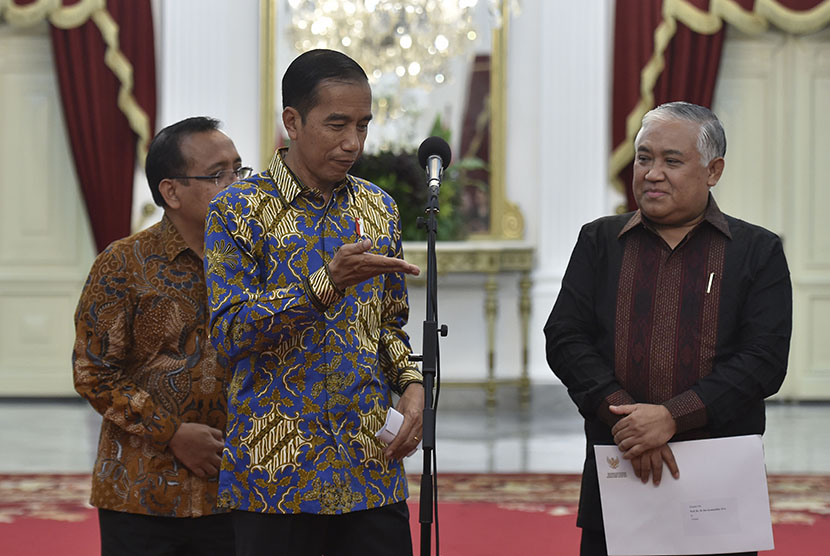 President Joko Widodo (center) accompanied by Minister of State Secretary Pratikno (left) invited former Chairman of PP Muhammadiyah Din Syamsuddin (right) to convey information about his appointment as special presidential envoy at Merdeka Palace, Jakarta, Monday (Oct 23).