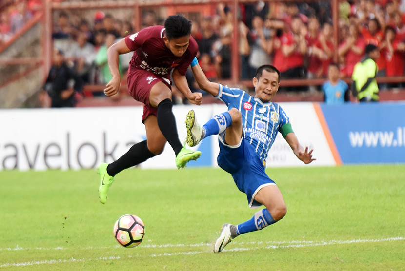 Pesepak bola PSM Makassar M Rahmat (kiri) berebut bola dengan pesepak bola Persiba Balikpapan Iqbal Samad (kanan) saat laga lanjutan Gojek Traveloka Liga 1 di Stadion Andi Mattalatta, Makassar, Sulawesi Selatan, Selasa (24/10). 