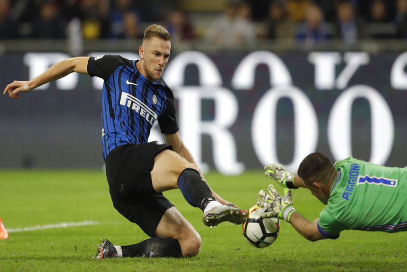  Pemain Inter Milan Skriniar mencetak gol pertama ke gawang Sampdoria dalam laga Seri A di Stadion San Siro, Milan, Rabu (25/10) dini hari WIB.