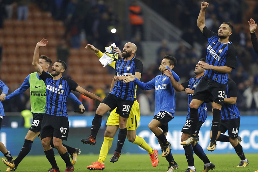 Selebrasi para pemain Inter Milan usai memenangkan pertandingan melawan Sampdoria dalam laga Seri A di Stadion San Siro, Milan, Rabu (25/10) dini hari WIB.