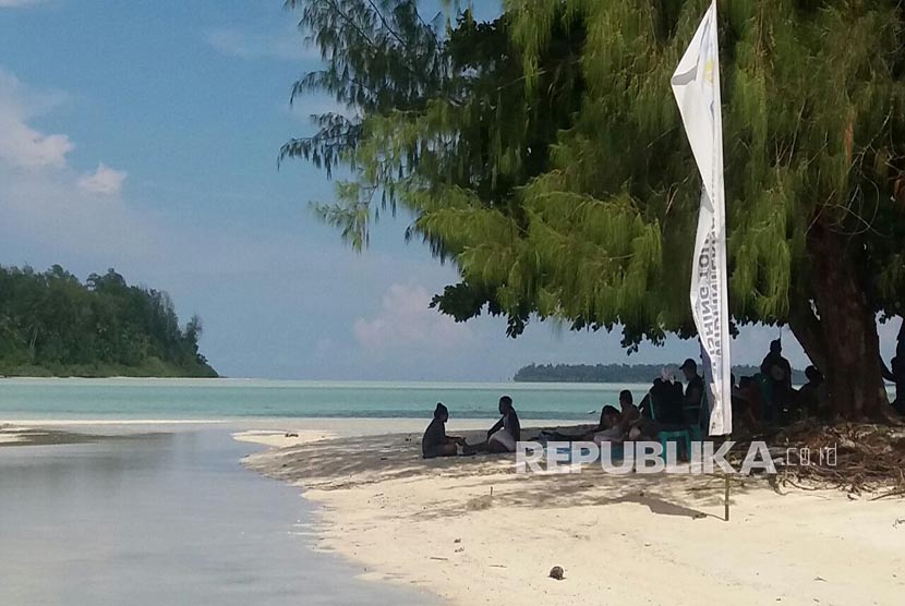 Wisatawan duduk-duduk di pantai pasir putih Pulau Daga, Kepulauan Widi, Kabupaten Halmahera Selatan, Provinsi Maluku Utara. Kementerian Kelautan dan Perikanan (KKP) sebut Kepulauan Widi tidak diperjualbelikan.