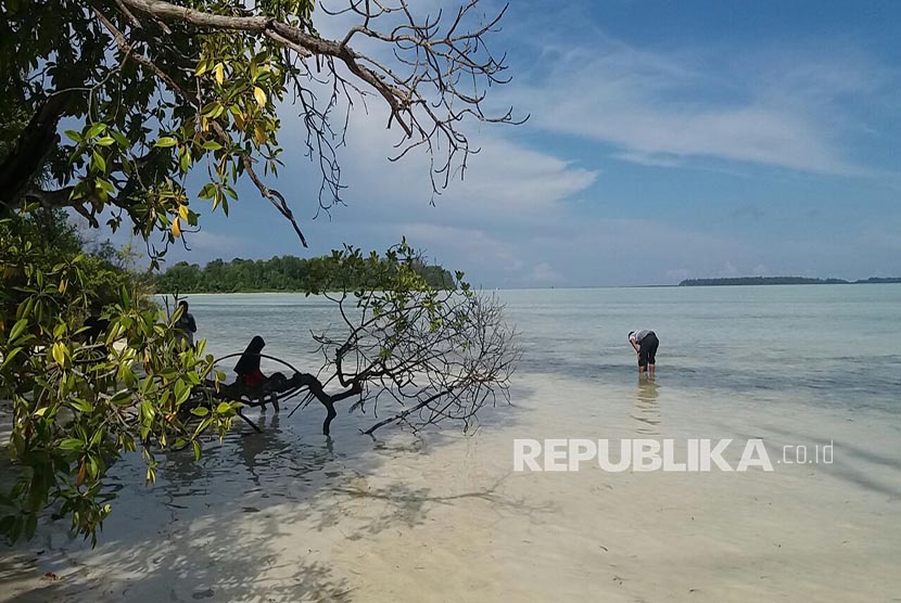 Keindahan pantai pasir putih Pulau Daga, Kepulauan Widi, Kabupaten Halmahera Selatan, Provinsi Maluku Utara, Sabtu (28/10).