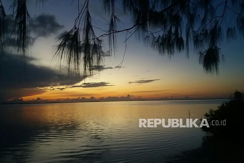 Keindahan panorama matahari terbit di Pulau Daga, Kepulauan Widi, Kabupaten Halmahera Selatan, Provinsi Maluku Utara, Sabtu (28/10). 
