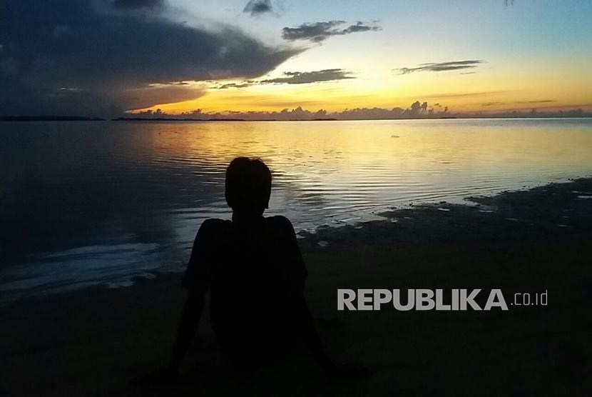 Keindahan panorama matahari terbit di Pulau Daga, Kepulauan Widi, Kabupaten Halmahera Selatan, Provinsi Maluku Utara, Sabtu (28/10). 