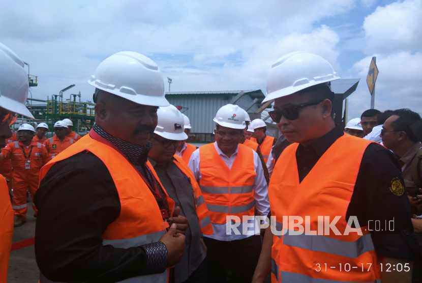 Menteri ESDM Ignasius Jonan (kanan) saat meresmikan fasilitas produksi gas lapangan Jangkrik di Handil Baru, Kaltim, Selasa (31/10).