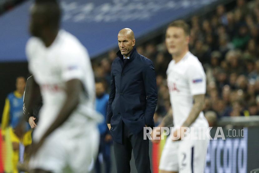 Pelatih Real Madrid Zinedine Zidane tampak kecewa menyaksikan kekalahan tim asuhannya saat melawan Tottenham Hotspurs pada laga keempat Grup H Liga Champions di Stadion Wembley, Kamis (2/11) dini hari WIB.