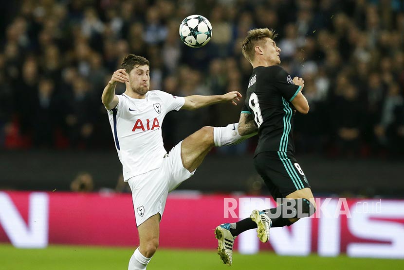  Pemain Tottenham Ben Davies (kiri) menghalau bola dari jangkauan pemain Real Madrid Toni Kroos  pada laga keempat Grup H Liga Champions di Stadion Wembley, Kamis (2/11) dini hari WIB.