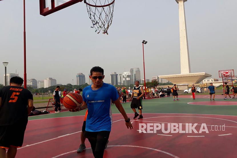 Sandiaga Uno bermain bola basket bersama masyarakat di Lapangan Basket Monumen Nasional. (ilustrasi)