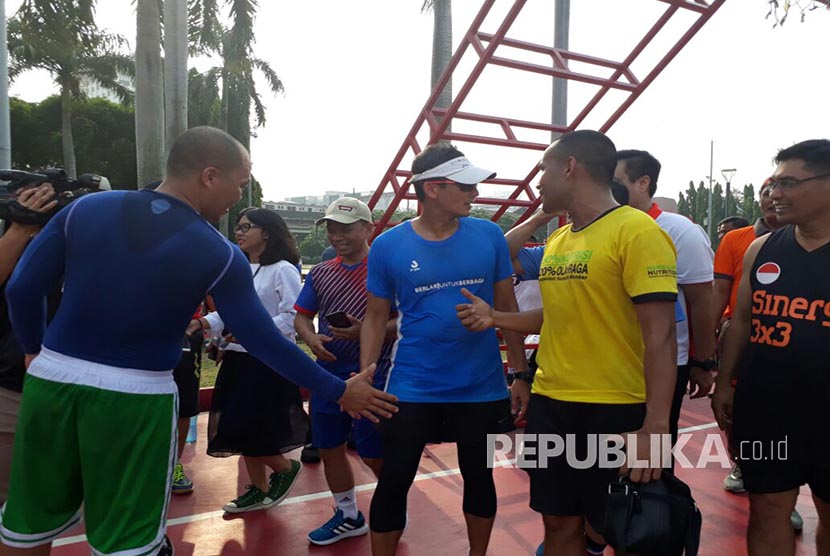 Wakil Gubernur DKI Jakarta Sandiaga Uno berolah raga bersama masyarakat, Jumat pagi ini (2/11) di Monumen Nasional. 