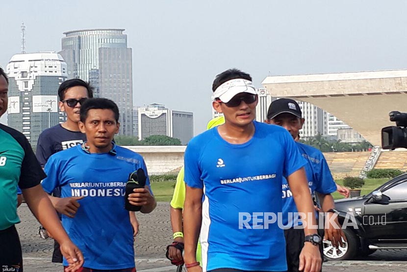 Wakil Gubernur DKI Jakarta Sandiaga Uno lari pagi dari kediamannya di Pulobangkeng 5 menuju lapangan basket Monas pagi ini, Jumat (3/12). 