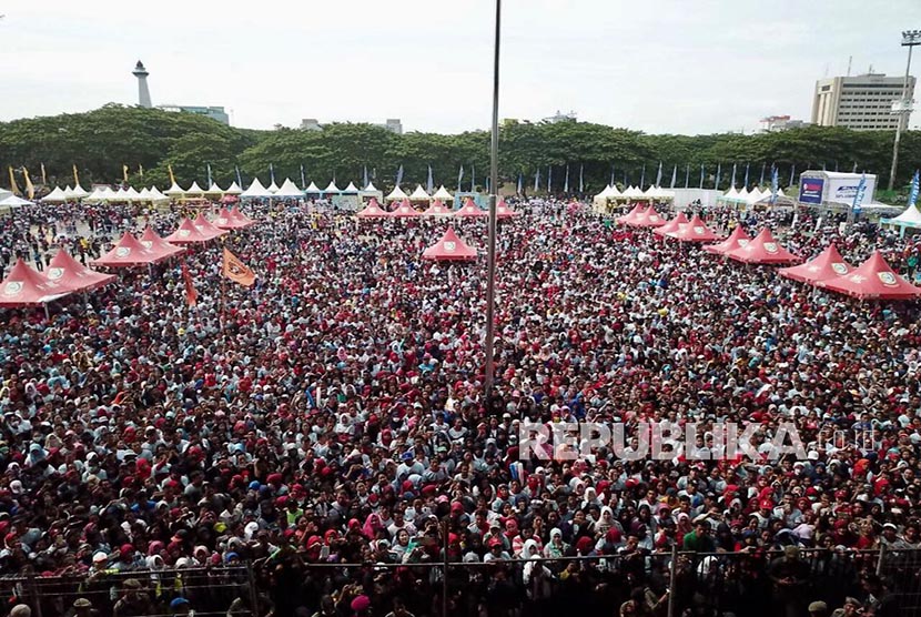  Ratusan ribu warga mengikuti kegiatan jalan sehat dalam rangka memperingati HUT ke 410 Kota Makassar, Ahad (5/11). 