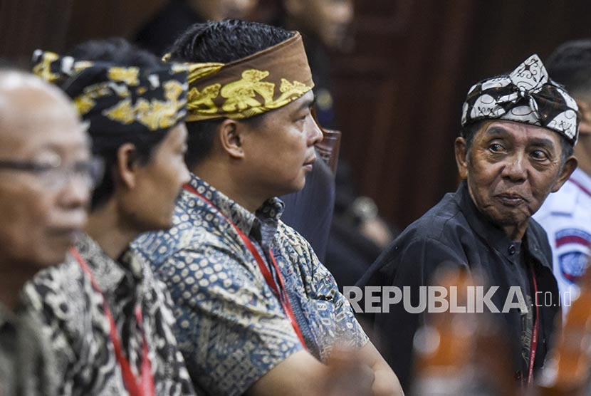 Penganut kepercayaan Sunda Wiwitan menyaksikan sidang dengan agenda pembacaan putusan uji materi Undang-Undang Nomor 24 Tahun 2013 tentang Administrasi Kependudukan di Mahkamah Konstitusi, Jakarta, Selasa (7/11). 