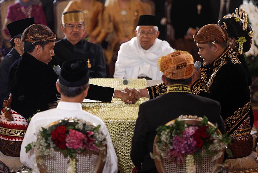 Presiden Joko Widodo (kiri) menikahkan putrinya, Kahiyang Ayu (kanan) dengan Bobby Nasution (kedua kanan) disaksikan Wakil Presiden Jusuf Kalla (kedua kiri) dan Ketua MUI KH Ma'ruf Amin (keempat kanan) saat ijab kabul di Gedung Graha Saba, Sumber, Solo, Jawa Tengah, Rabu (8/11).