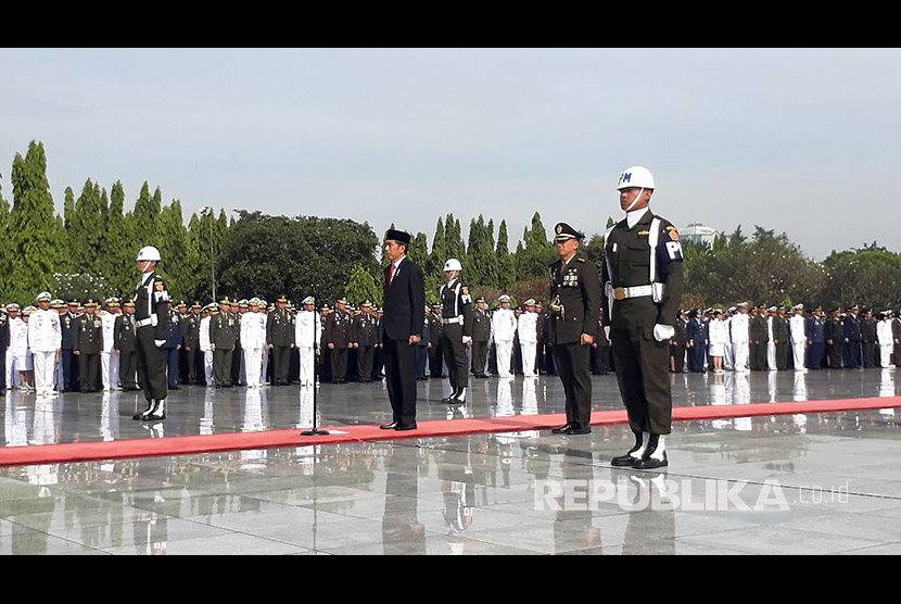 President Jokowi leads the commemoration of National Heroes Day ceremony at Kalibata Heroes' cemetery, Friday (November 10).