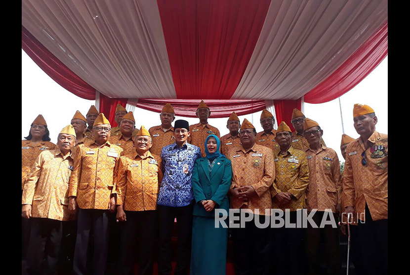 Wakil Gubernur DKI Jakarta Sandiaga Uno berfoto bersama usai memimpin upacara peringatan Hari Pahlawan Nasional di Lapangan IRTI Monas, Jumat (10/11).