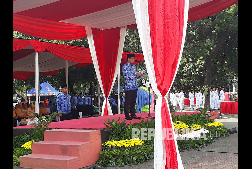 Wakil Gubernur DKI Jakarta Sandiaga Uno memimpin upacara peringatan Hari Pahlawan Nasional di Lapangan IRTI Monas, Jumat (10/11).