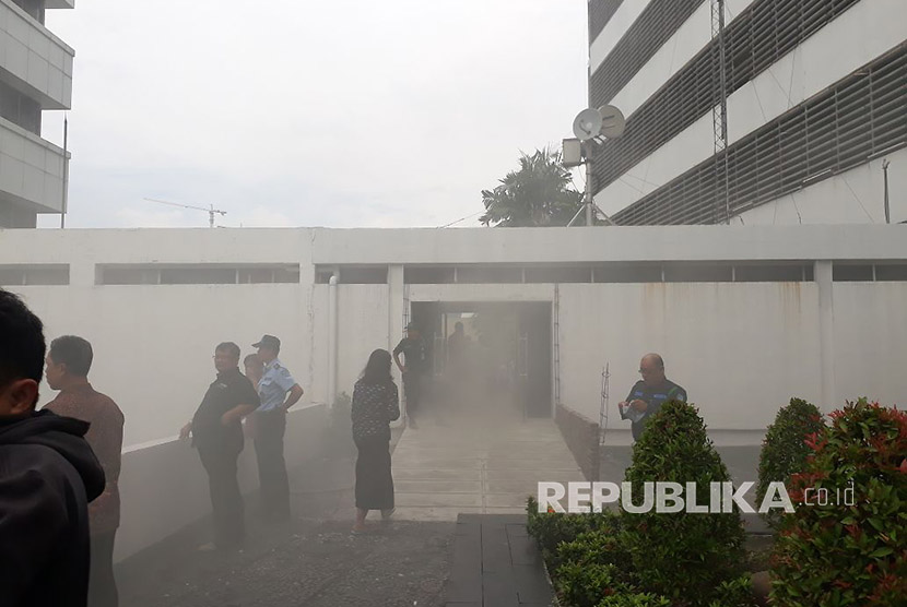 Kebakaran di ruangan lantai dua Gedung Nusantara III, Kompleks Parlemen Senayan, Jakarta pada Selasa (14/11). 
