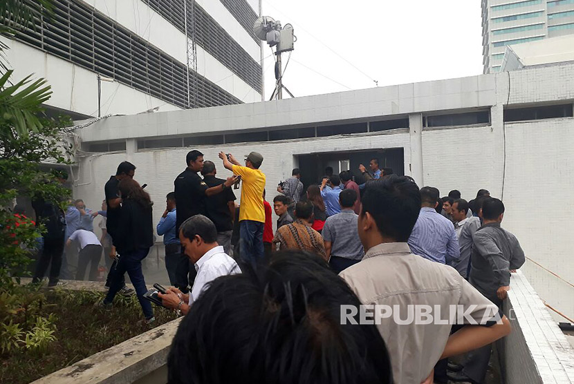 Kebakaran di ruangan lantai dua Gedung Nusantara III, Kompleks Parlemen Senayan, Jakarta pada Selasa (14/11). 