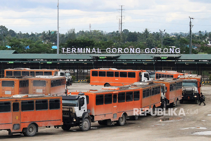 Sejumlah kendaraan yang mengangkut karyawan PT Freeport melakukan konvoi ketika meninggalkan terminal Gorong-gorong di Timika, Mimika, Papua.