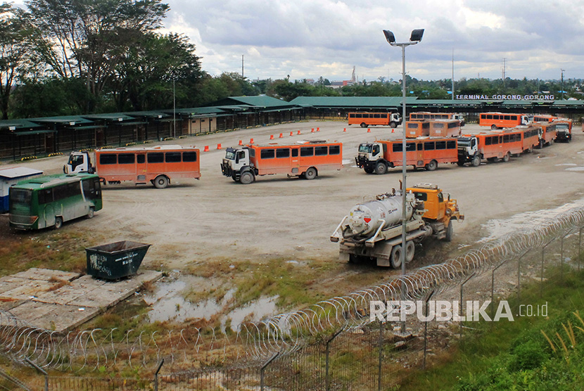 Sejumlah kendaraan yang mengangkut karyawan PT Freeport melakukan konvoi ketika meninggalkan terminal Gorong-gorong di Timika, Mimika, Papua, Kamis (16/11). 