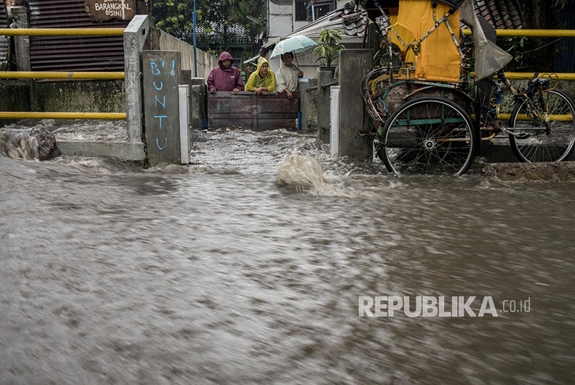 Warga menyaksikan luapan sungai Citepus yang mengakibatkan banjir di kawasan Pagarsih, Bandung, Jawa Barat, Kamis (16 /11). 