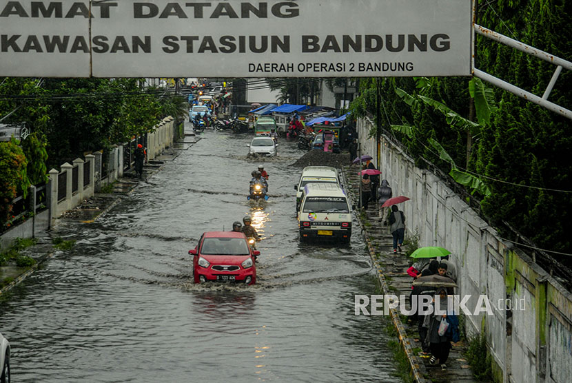 Sejumlah pengendara melintasi genangan banjir di ruas jalan Stasiun Timur, Bandung, Jawa Barat, Kamis (16 /11). 