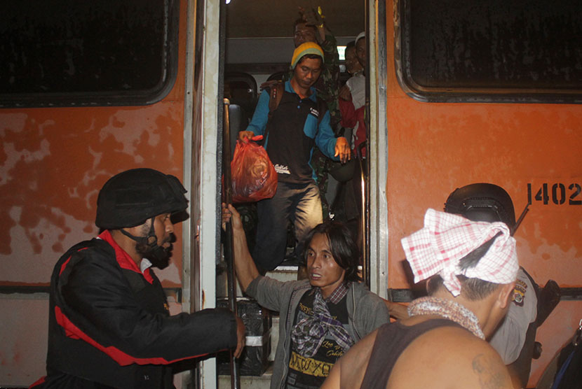 Warga yang berhasil dievakuasi Satuan Tugas Terpadu Penanganan Kelompok Kriminal Bersenjata tiba di Timika, Papua, Jumat (17/11).