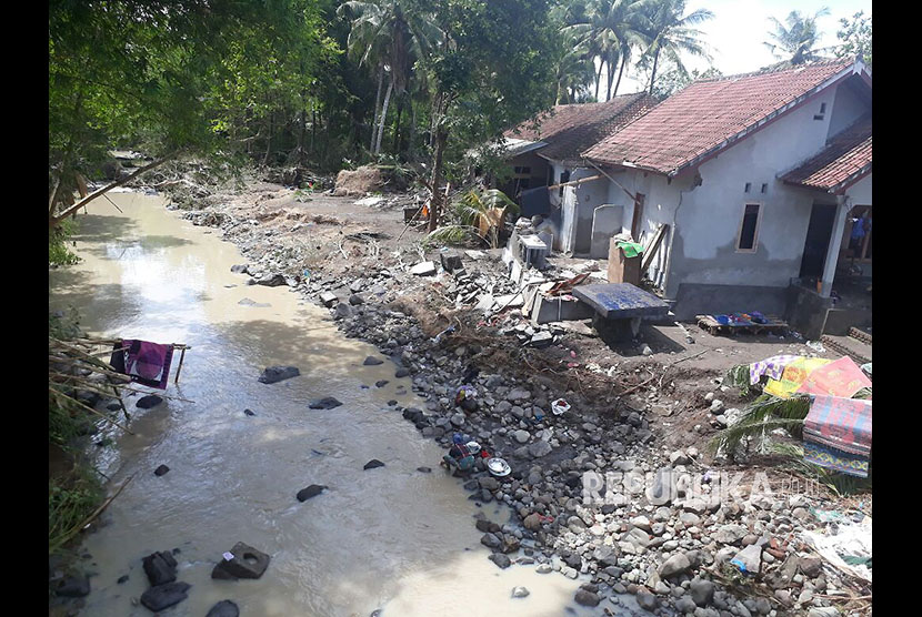 Sejumlah rumah di Desa Senyiur dan Penendem, Kecamatan Keruak, Kabupaten Lombok Timur, Nusa Tenggara Barat (NTB) rusak berat akibat terjangan banjir bandang pada Sabtu (18/11). 
