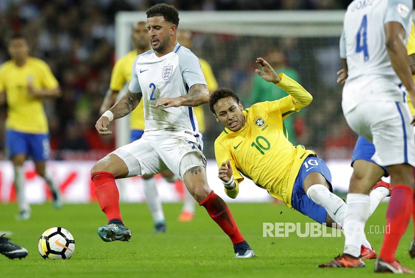 Aksi Neymar saat membela timnas Brasil dalam laga persahabatan melawan timnas Inggris di Stadion Wembley, Selasa (14/11).