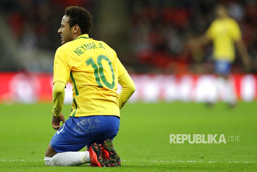 Aksi Neymar saat membela timnas Brasil dalam laga persahabatan melawan timnas Inggris di Stadion Wembley, Selasa (14/11).