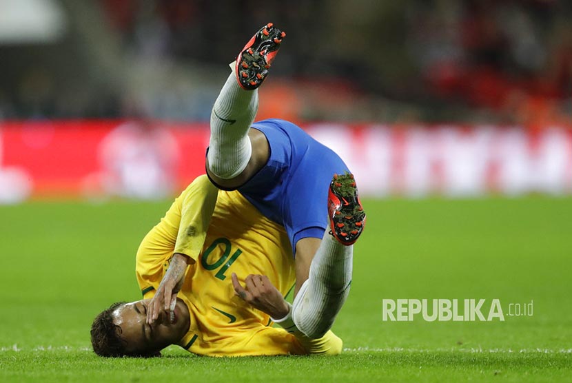 Aksi Neymar saat membela timnas Brasil dalam laga persahabatan melawan timnas Inggris di Stadion Wembley, beberapa waktu lalu.
