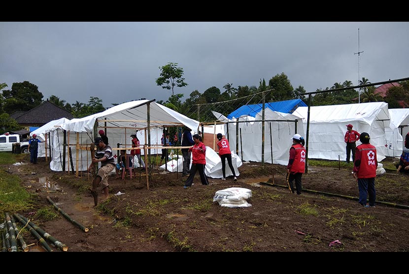  PMI bersama masyarakat membangun sebanyak 35 tenda untuk warga yang mengungsi akibat letusan Gunung Agung.