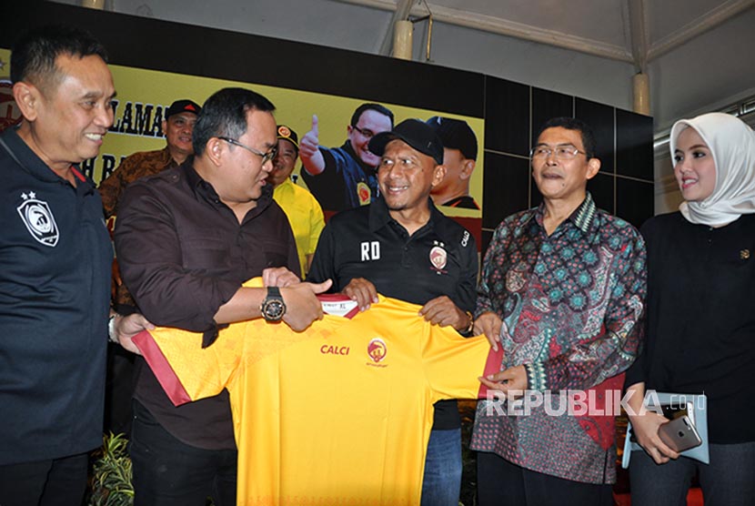  Pelatih Sriwijaya FC Rahmad Darmawan, resmi menandatangani kontrak untuk melatih Sriwijaya FC pada kompetisi 2018.